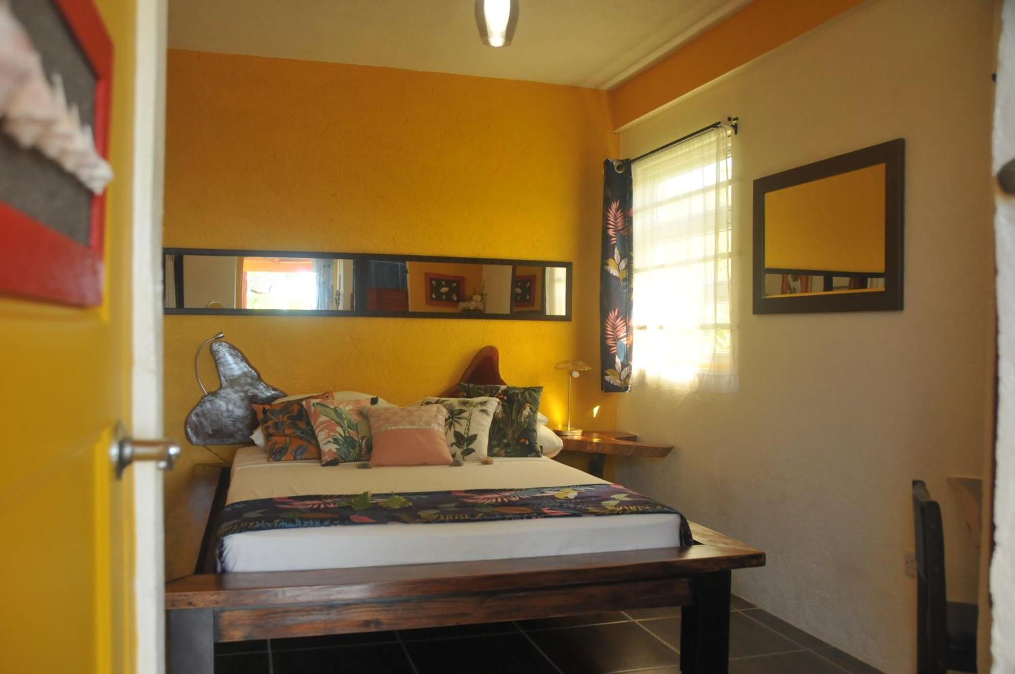 Mango Island Lodges Saint Joseph Экстерьер фото